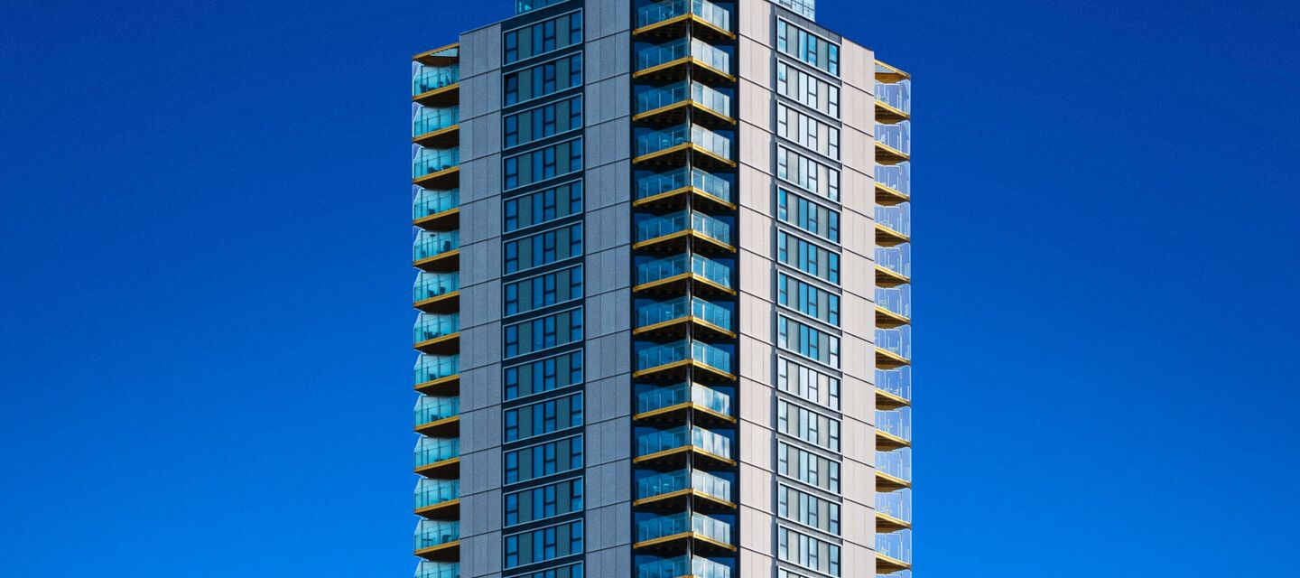 Moderne Architektur vor tiefblauem Himmel